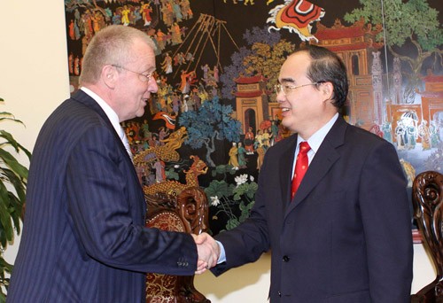 รองนายกรัฐมนตรี Nguyễn Thiện Nhân ให้การต้อนรับหัวหน้าคณะกรรมาธิการต่างประเทศของรัฐสภาเยอรมนี - ảnh 1